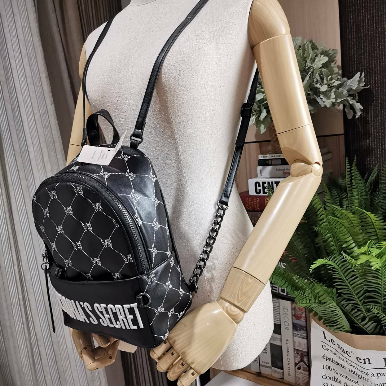 VICTORIA's SECRET MONOGRAM MINI CITY BACKPACK กระเป๋าเป้รุ่นใหม่ล่าสุดวัสดุหนังเรียบลาย Monogram ดีไซน์สวยดู Cool ขนาดมินิ น้ำหนักเบา เปิดปิดด้วยซิปสะดวกใช้ ด้านหน้ามีช่องซิป หูจับถนัดมือ สายสะพายปรับระดับได้ สวยน่าใช้มากๆค่ะ ไอเท็มใหมาชนช็อป! ราคาสุ