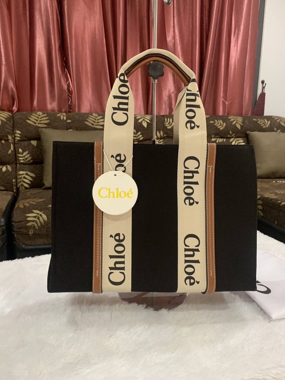 CHLOE Woody Medium canvas tote กระเป๋าทรงTote ผ้าCanvas งานฮอตรุ่นฮิตสไตล์หรู รุ่น Woody Medium ของ Chloé เข้ากับไลฟสไตล์ชีวิตประจำวัน ผ้าเนื้อหนา ใช้งานทนทาน