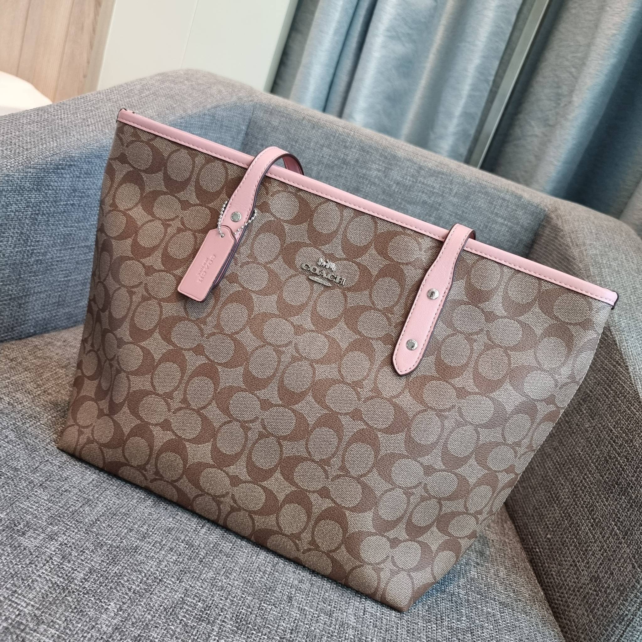 OUTLET 】COACH F58292 CITY ZIP TOTE IN SIGNATURE 16" รุ่นขายดี!! ไซส์ใหญ่ สีสวยมาให้แบบจัดเต็ม!! กระเป๋าถือทรงโท้ทใบใหญ่ สวยน่าใช้ทุกสี สะพายคล้องไหล่ได้เก๋ๆ จุของแน่นๆไปเลยจ้า!! วัสดุหนังแคนวาสคุณภาพ ปากกระเป๋าเปิด-ปิดด้วยซิป กันของหล่นได้ ถือไปไหนก็