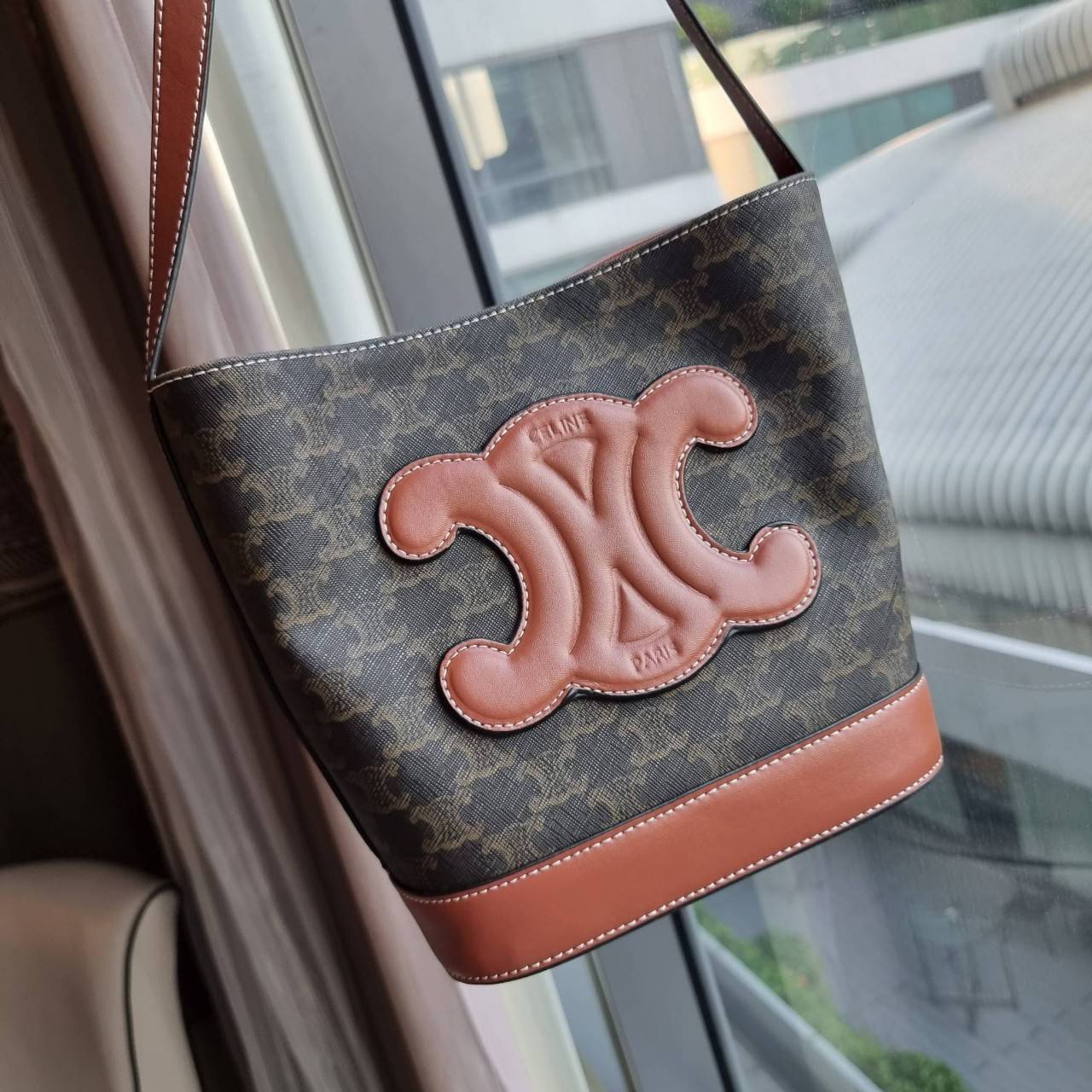 VIP 】CELINE BUCKET BAG CUIR TRIOMPHE คอลเลคชั่นใหม่ ฮิตข้ามปี กับกระเป๋าสะพายทรงถัง ใช้งานง่ายที่สุด สายสะพายในตัว ปรับใช้ได้เลย วัสดุหนังวัว เรียบหรู ผู้ดีไปอีก โดดเด่นด้วยโลโก้เอกลักษณ์ มีกระดุมปิดที่ปากกระเป๋า ภายในโล่งกว้าง ใส่ของแบบจุๆไปเลย เป็นรุ่นท