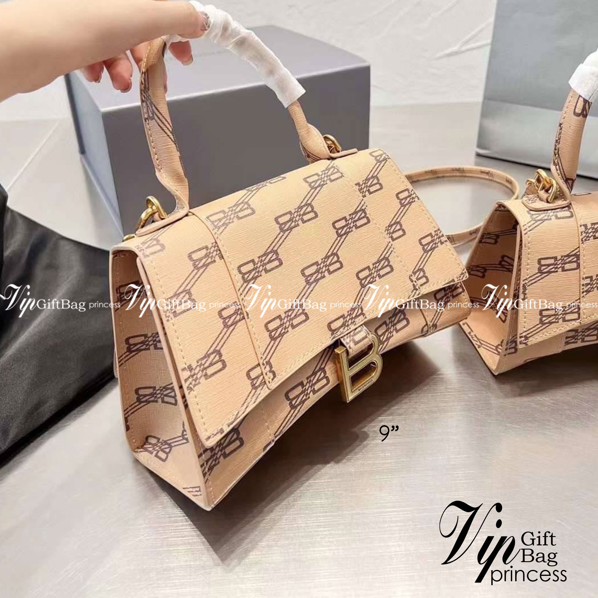 BALENCIAGA Hourglass BB Monogram top-handle tote bag กระเป๋าสะพายแบรนด์หรูซิกเนเจอร์ใบล่าสุด ที่มาพร้อมดีไซน์โดดเด่น มีความโฉบเฉี่ยว โค้งมนเหมือนพระจันทร์เสี้ยว เพิ่มความโดดเด่นสะดุดตาด้วยการตกแต่งอักษร B เมทัลลิก ที่เป็นเอกลักษณ์แบรนด์ งานจริงสวยงามตามรู