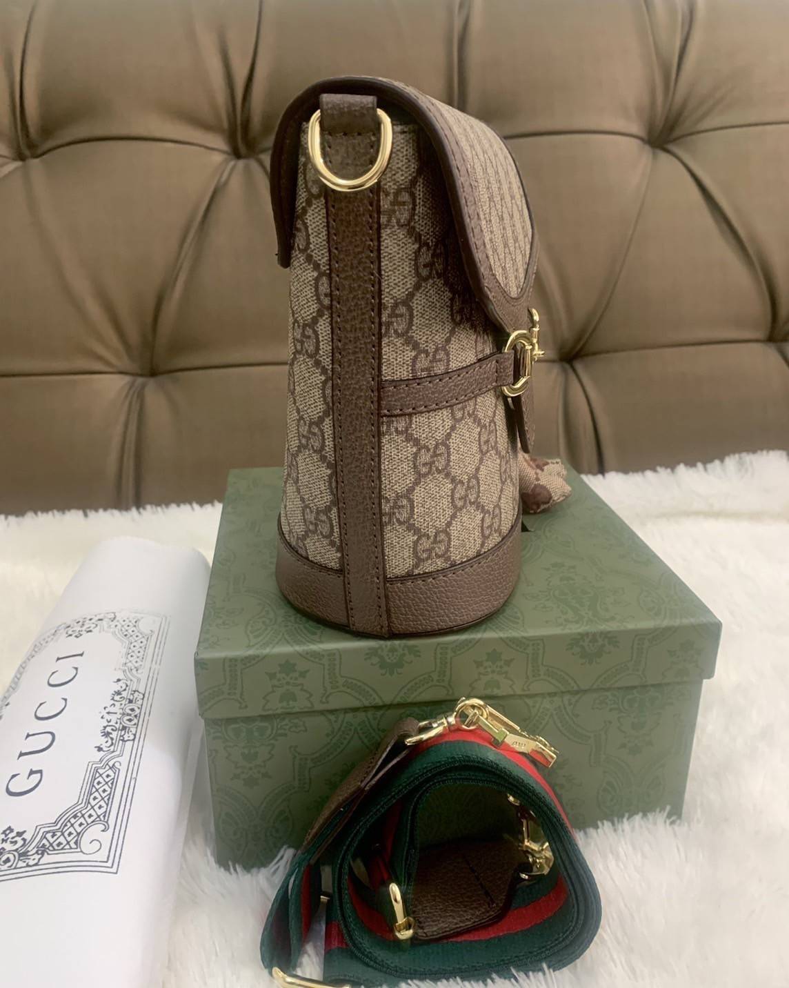 กระเป๋าสะพาย กระเป๋าใส่โทรศัพท์ งานแฟชั่นคลาสสิก Gucci Gag VIP GIFT WITH PURCHASE (GWP) พรีเมี่ยมกิ้ฟ Limited Edition รูปทรงถัง วัสดุcalfskin อะไหล่ทอง ลวดลายชิกเนเจอร์ โมโนแกรม GG เพิ่มความน่ารักด้วยพวงกุญแจเข้าชุดตุ๊กตาห้อยข้าง น่ารักมากมาย มาพร้อมสายสะ
