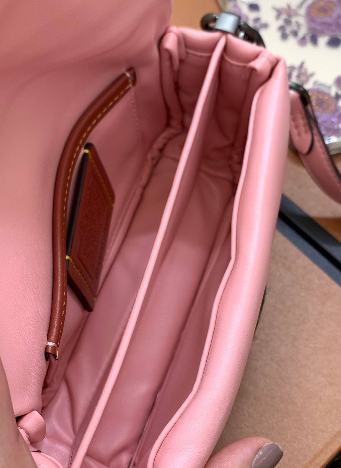 น้องสวยมากก สินค้าจริงสวยกว่าในรูป ไม่จกตาค่ะ! COACH PILLOW TABBY SHOULDER BAG 18 ((C3880)) 📣 พร้อมส่งที่ไทย คุณภาพเกินราคา! กระเป๋าหิ้ว//สะพายแบบครอสบอดี้ร์ 🔺หนัง nappa อย่างดี หนานิ่ม นุ่มมากๆ หลงรักน้องแน่นอน ✔️ใช้โลโก้แบรนด์รุ่น