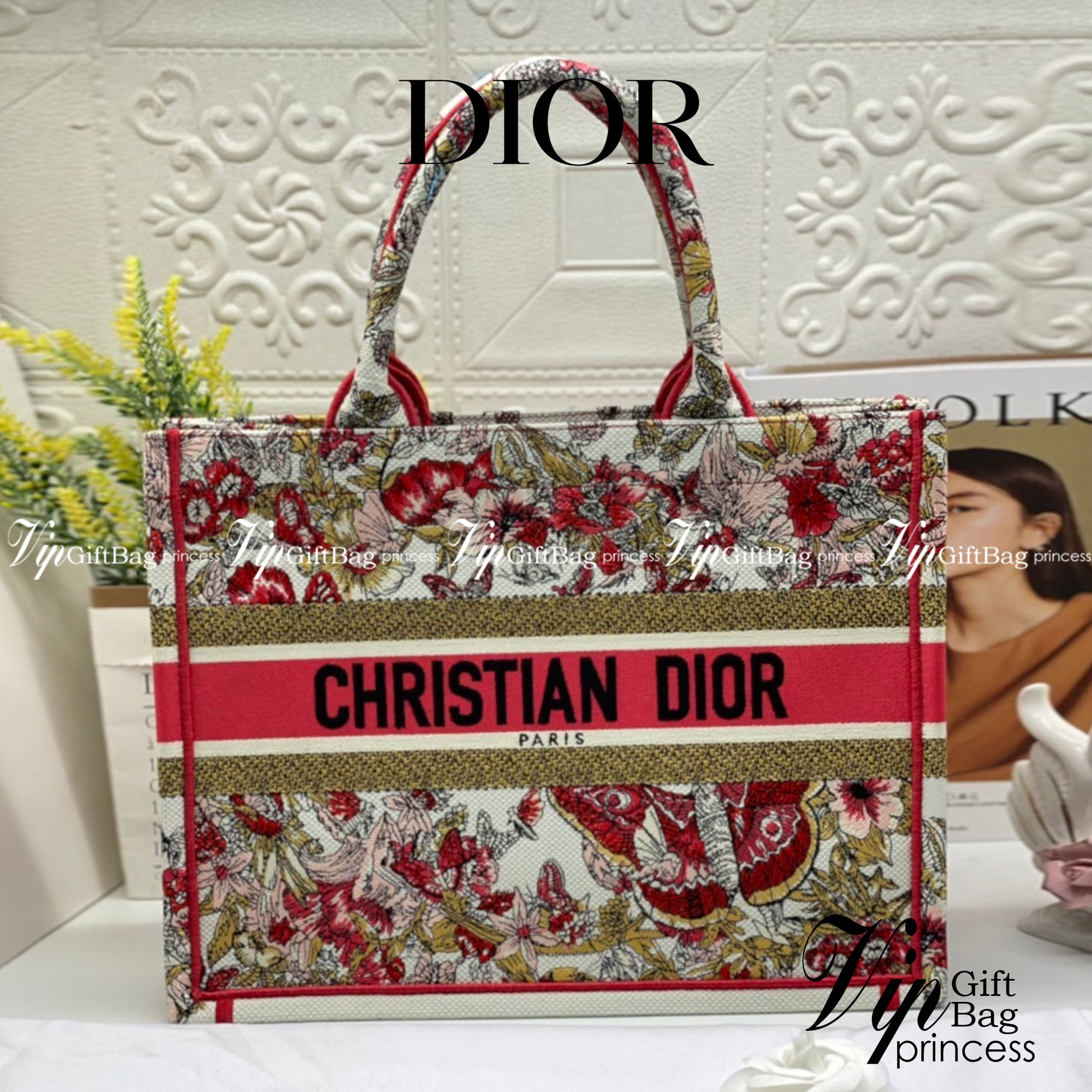 CHRISTIAN MEDIUM DIOR BOOK TOTE เอกลักษณ์ของความหรู เป็นทางช็อปปิ้งBag ที่ต้องมี ภายในโล่งกว้างมาก ใส่ของแบบแน่นๆ จุๆไปได้เลย น้ำหนักเบาสบาย งานออริปักขึ้นรูปสวยมาก มี code stamp พร้อมส่งที่ไทย ภาพสินค้าถ่ายจากงานขายจริง ใช้งานต่างประเทศได้ค่ะ