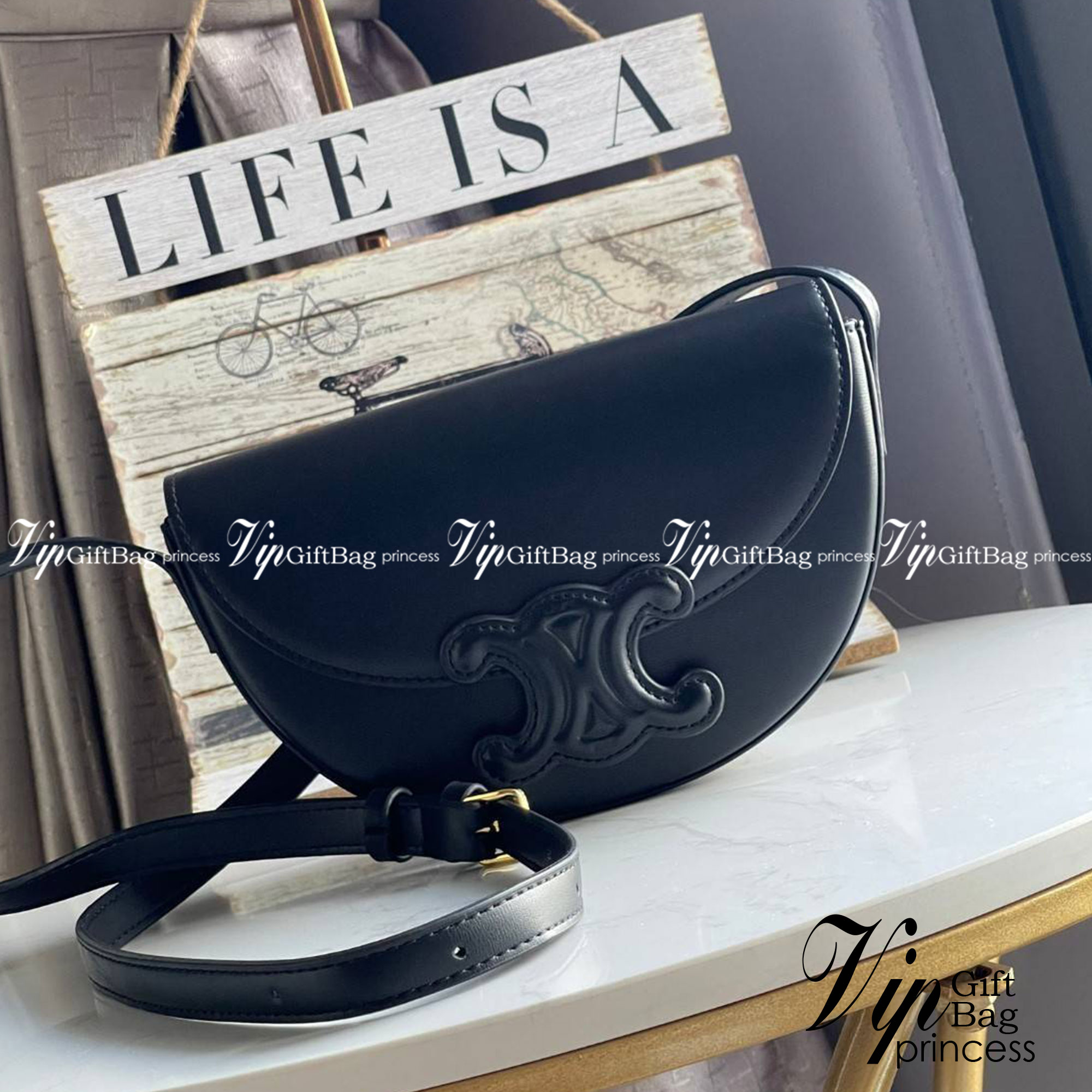 CELINE BESACE CUIR TRIOMPHE IN SMOOTH กระเป๋ารุ่นนี้นำเสนอในรูปทรงฮาล์ฟมูนที่ตอนนี้กำลังงมาแรง เปิดด้วยกระดุมแป๊กเพื่อเผยให้เห็นช่องภายในที่กว้างขวางและกระเป๋าด้านในแบบแบน คุณสมบัติที่โดดเด่นอีกอย่างของกระเป๋าอยู่ที่โลโก้ขนาดใหญ่ รูปทรงสะดุดตา สามารถสะพาย