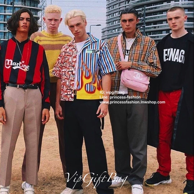 ชมพู MUST HAVE ITEM 2019 !! รุ่นยอดฮิตของ **วัยรุ่นสายสตรีท ทั่วโลก จากงาน CHANEL VIP GIFT **ของแท้100% **มีป้ายNOTFORSALE เป็นกระเป๋า ใบสวยรุ่นหายาก ขนาดกำลังดี ใช้ได้ทั้งหญิงชายเลยค่ะ ขนเฟอร์นิ่มมากกก เก็บของอย่างดี น้ำหนักเบา ด้านในมีช่องใส่ของจุกจิก M