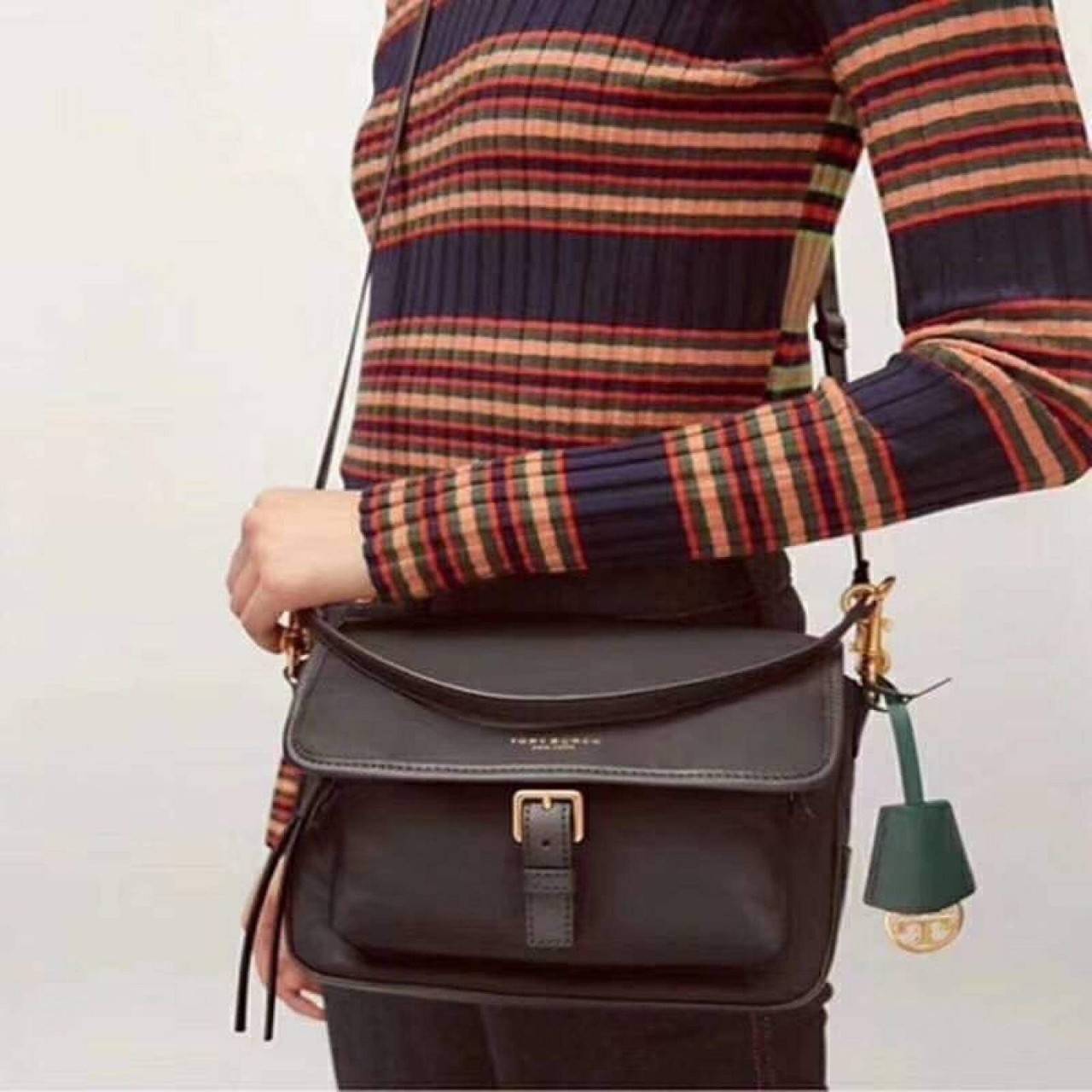 Tory Burch Perry Nylon Crossbody Woman’s HandBags กระเป๋าแบรนด์ดังจากนิวยอร์ค ที่เน้นฟังก์ชั่นกับการใช้ที่ง่ายแต่แฝงความหรูหรา มีสายสะพาย2เส้น ทั้งสายสั้นและสายยาวถอดแยกใช้งานได้ โดยจะใช้ได้ทั้งแบบทางการและกึ่งการทาง มีดีไซน์ที่เป็นเอกลักษณ์ ทันสมัย เป็นอ