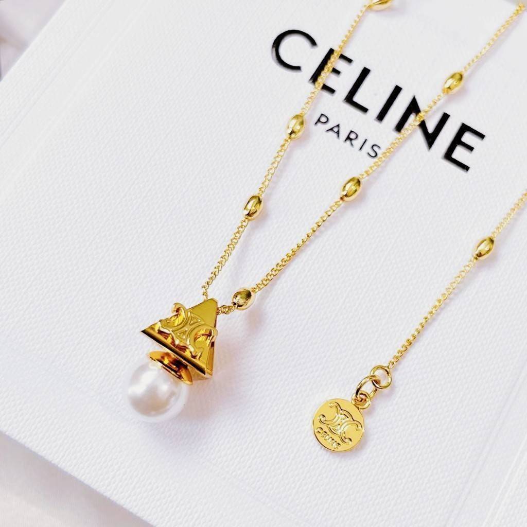 CELINE NECKLACE VIP สร้อยคอพร้อมจี้ดีไซน์สุดหรูคลาสสิคหายากชวนสะสมไอเท็มแบบนี้นานๆจะหลุดมาให้ช้อปจะซื้อใช้เองหรือมอบเป็นของขวัญก็เลิศหรูดูดี สินค้ามาพร้อม Original Package ถุงผ้ากำมะหยี่แบรนด์ กล่องและถุงกระดาษแบรนด์ Dutyfree ห้ามพลาดค่ะ!