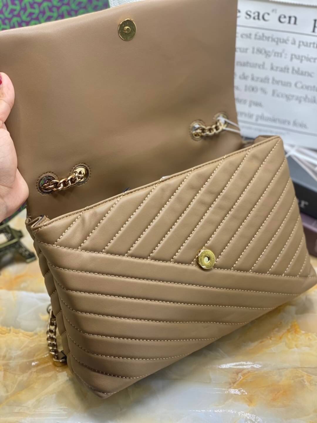 Large : Tory Burch Kira Chevron Quilted Convertible Leather Crossbody Bag เป็นกระเป๋าที่ใช้ในการออกงานสำคัญหรือวันที่มีปาร์ตี้สังสรรค์ คุณควรเลือกใช้กระเป๋าที่มีดีไซน์สะดุดตา เพราะจะช่วยยกระดับและเพิ่มเสน่ห์ให้กับตัวคุณเองมากยิ่งขึ้น หากเป็นงานทางการ เช่น
