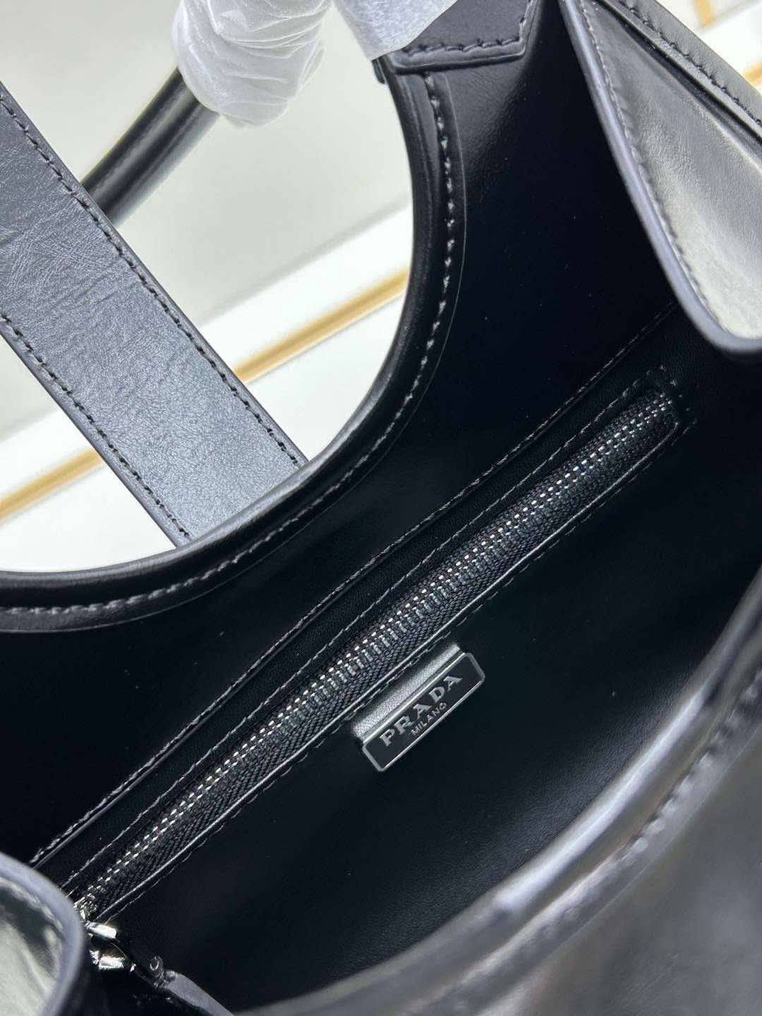 ORI หนังแท้ | Prada Medium leather tote bag 32cm กระเป๋าสะพายทรงโฮโบ คลาสสิคหนังเงาสวยหรูดูแพง ใบใหญ่กำลังดี ดีไซน์ใหม่ล่าสุด ภายในโล่งกว้าง จุของได้สบายๆ พกพาไปไหนก็สะดวก