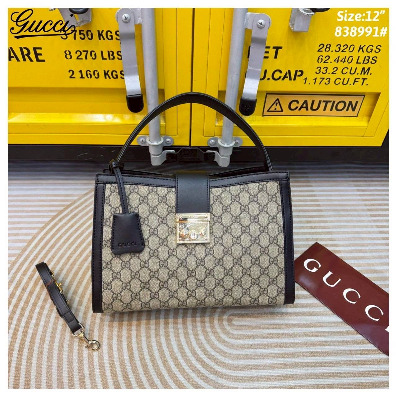 Gucci Padlock large tote bag กระเป๋าสะพายขนาดกลางพร้อมกุญแจล็อกและสายโซ่ รังสรรค์จากด้วยGG Supreme ที่ตัดเย็บจากผ้าไมโครไฟเบอร์เคลือบด้วยลาย GG พร้อมรายละเอียดหนังที่นุ่มเกินคาด