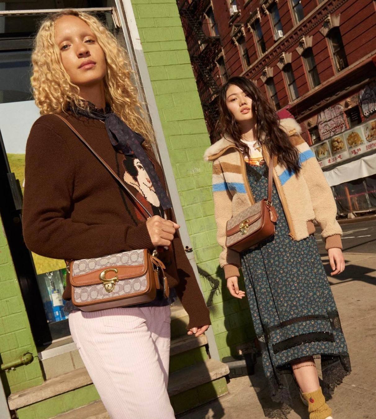 COACH STUDIO SHOULDER BAG 19 IN SIGNATURE JACQUARD ((C7937)) พร้อมส่งที่ไทย ยังไงต้องมีแล้วล่ะสาวๆๆ กระเป๋าสะพายแบบครอสบอดี้ร์ วัสดุJacquard ทอลายแบรนด์+หนังแท้ ได้ลงตัว ลุคคลาสสิค ดูดีมากๆค่ะ ด้านหน้าประดับด้วยโลหะโลโก้แบรนด์ตัวใหญ่ หรู พร้อมที่เปิดปิดแบ