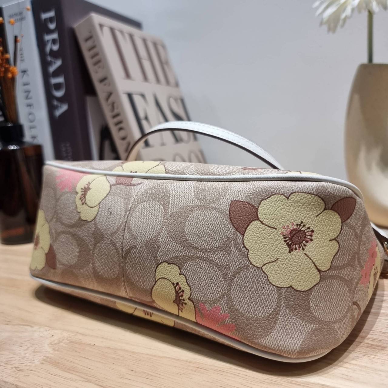 COACH F58321 TOP HANDLE POUCH คอลเลคชั่นสุดฮิต กับดีไซน์ใหม่ น่ารักน่าใช้ทุกแบบ กระเป๋าพอชทรงใช้งานง่าย สะดวก กะทัดรัด วัสดุหนังแคนวาสเคลือบคุณภาพ มาพร้อมสายคล้องในตัว และสายสะพาย crossbody ปรับเปลี่ยนได้ตามสไตล์ อีกหนึ่งไอเท็มที่สาวๆต้องมี ในราคาสุดคุ้ม 