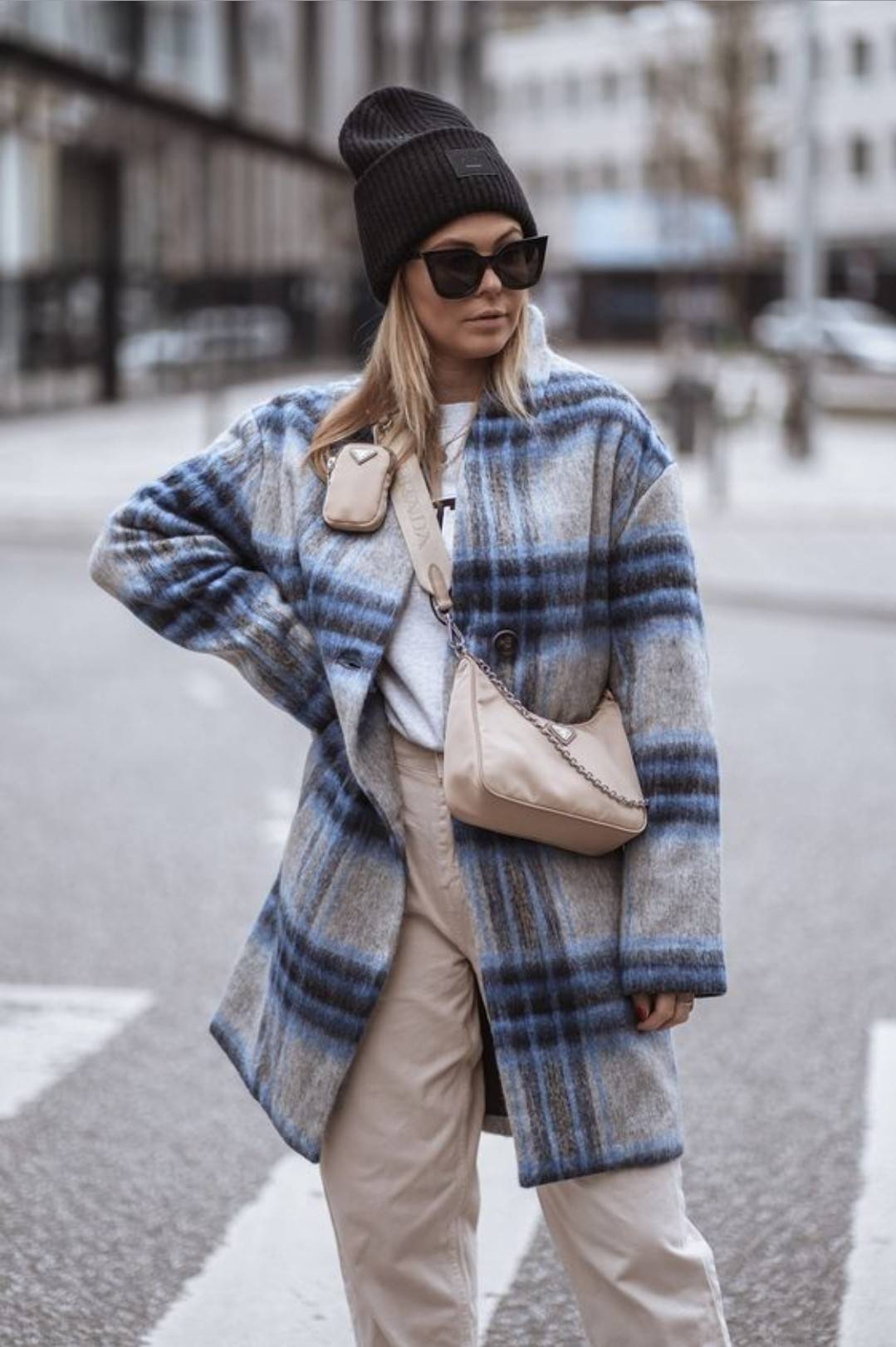 VIP 🥂 PRADA RE-EDITION 2005 RE-NYLON SHOULDER BAG ไอเท็มสุดปัง ที่ฮิตตลอดกาลไม่ว่าจะปีไหนๆ จัดให้ครบทั้งสีขายดีและสีใหม่ล่าสุด ที่สายคุณหนูห้ามพลาด!! กับกระเป๋าสะพายทรงคลาสสิค เหมาะเป็น everyday bag มากๆ วัสดุผ้าไนล่อนคุณภาพ พร้อมใบลูก ไว้ใส่เหรีย