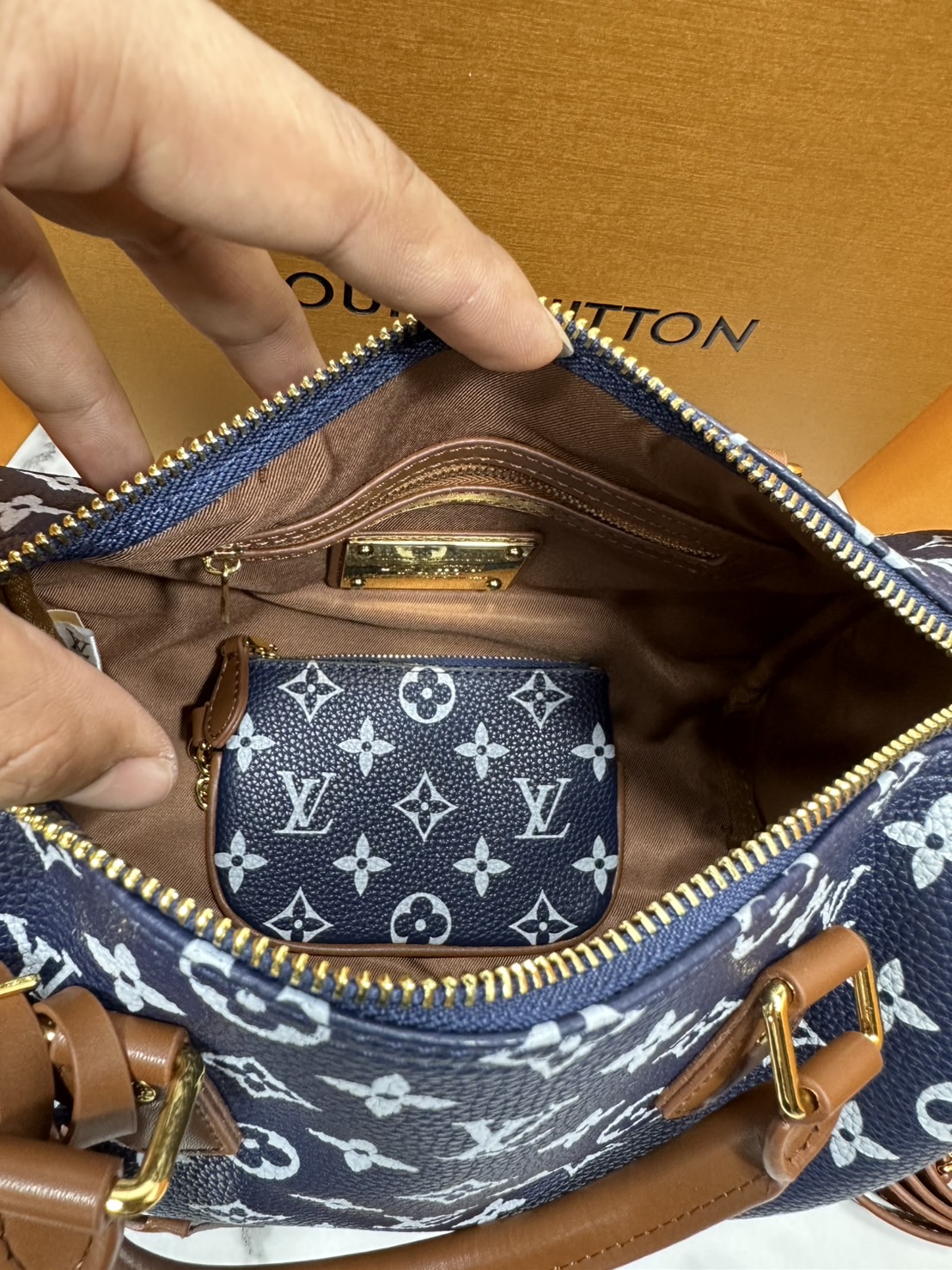 ORI หนังแท้ | LV Speedy P9 Bandoulière 25 Bag กระเป๋าสะพายทรงหมอนสปีดี้ คอลใหม่ล่าสุดหรูหราโดดเด่น รูปทรงใช้งานง่ายสวยตลอดกาล ใช้ได้กับทุกลุค ทุกโอกาส ภายในโล่งกว้างมาก ใส่ของสำคัญได้ครบแน่นอนจ้า