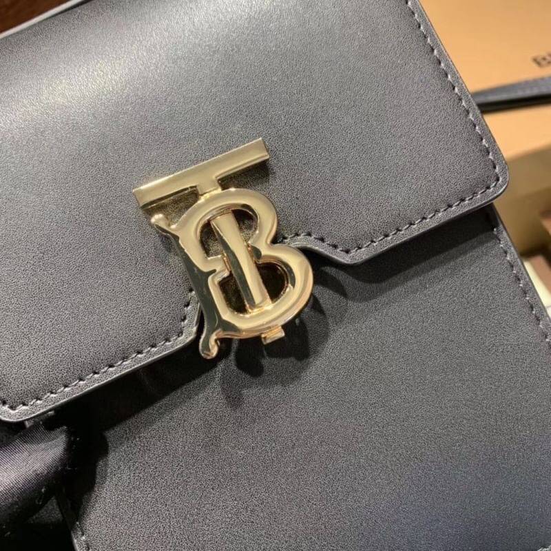 BURBERRY FRAGRANCES CROSSBODY BAG VIP GIFT WITH PURCHASE (GWP) กระเป๋าสะพายพรีเมี่ยมกิ๊ฟ Limited Edition จากน้ำหอม BURBERRY DUTY FREE วัสดุหนังแท้ ทรงเหลี่ยมแนวตั้งดีไซน์สวยหรูอยู่ทรงมีโลโก้แบรนด์ด้านหน้า