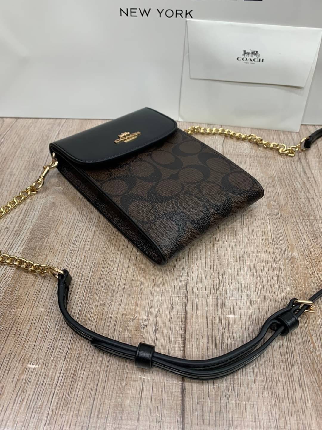 COACH RACHEL PHONE CROSSBODY IN SIGNATURE CANVAS พร้อมส่ง กระเป๋าสะพาย case phone ต้องมา ให้คุณพกพา gadget ล้ำไปได้ทุกที่ ใส่โทรศัพท์มือถือได้ทุกรุ่น ดีไซน์ใหญ่กว่าเดิม