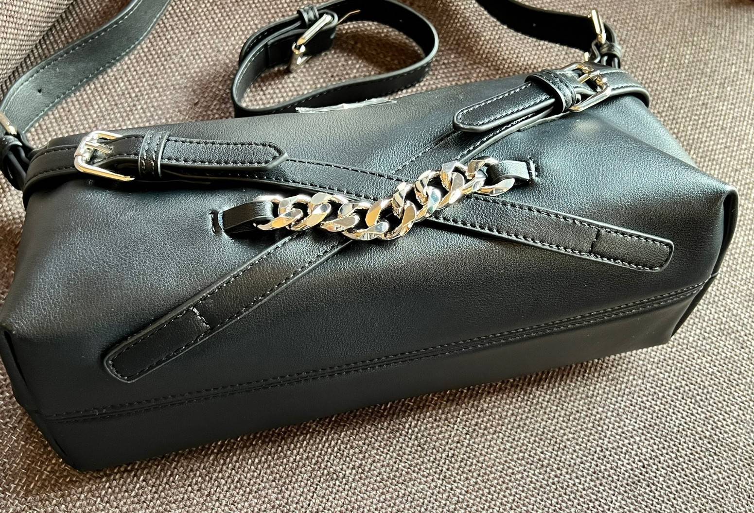 PRADA LEATHER SHOULDER BAG ใบเดียวเอาอยู่ตลอดวันเลยค่ะ! รุ่นนี้ใช้หนังอย่างดี หนังนิ่มซอฟมากๆ หลงรักแน่นอน!!