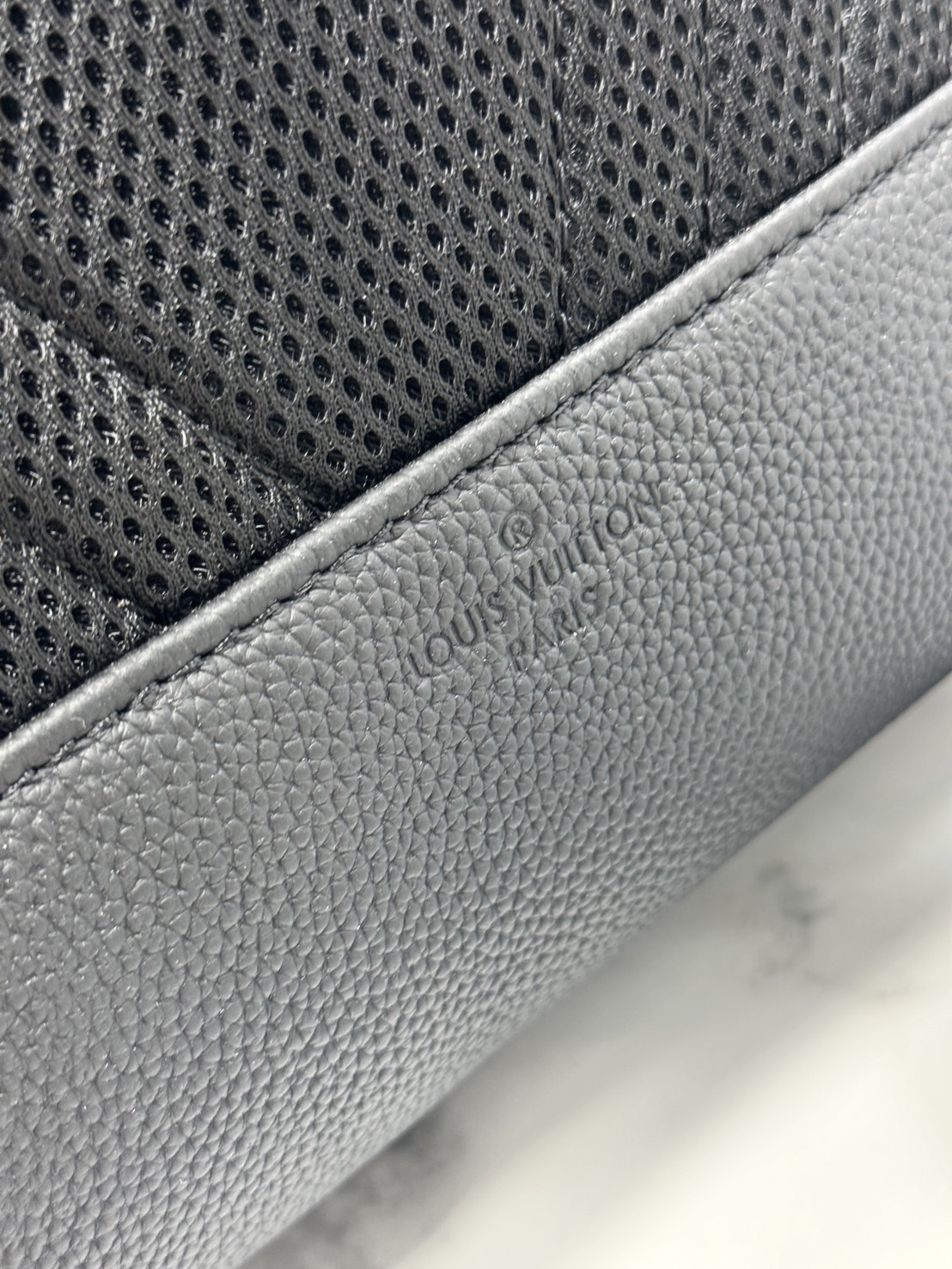 LV Takeoff Backpack กระเป๋าเป้สะพายหลัง สีดำเต็มใบหรูหราแบบเรียบง่าย ตกแต่งด้วยตัวอักษร “LV” โลหะสีดำด้าน ช่องหลักที่กว้างขวาง เหมาะสำหรับการเดินทางในวันหยุดสุดสัปดาห์หรือวันพักผ่อนสบายๆ 🤍 เกรดท็อปออริจินอล 1:1 เกรดดีสุด