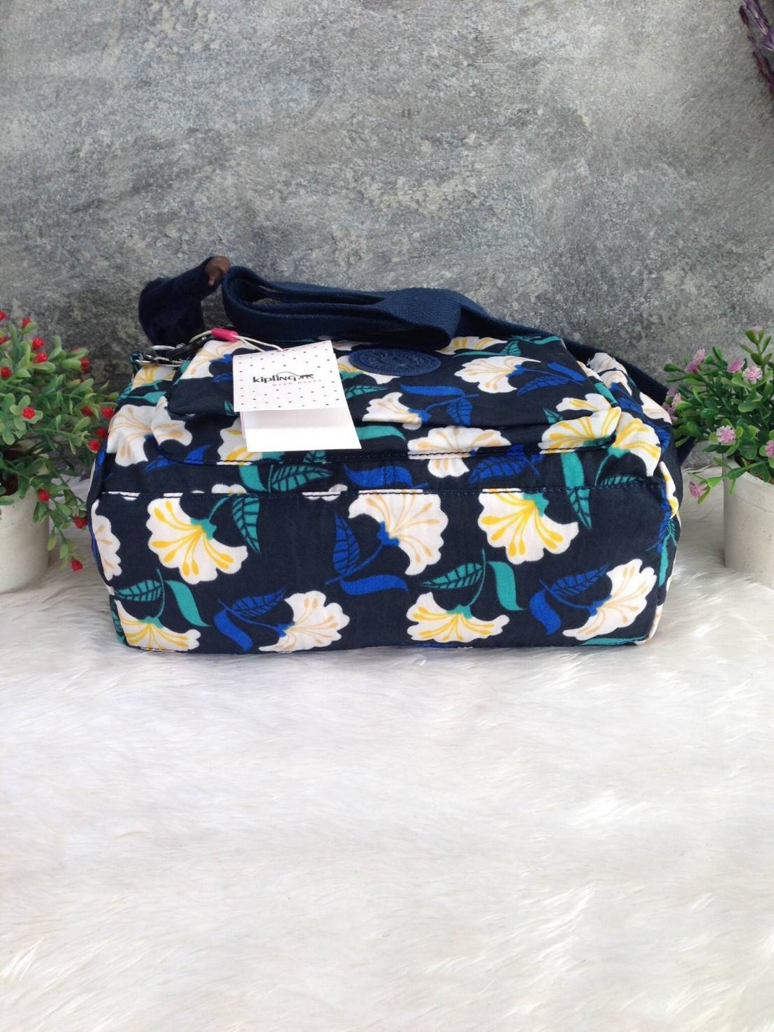 กระเป๋าสะพาย KIPLING รุ่น Reth วัสดุไนล่อนคุณภาพดี มาพร้อมดีไซน์ทันสมัย และสามารถใช้งานได้อย่างดี เข้ากับทุกการแต่งตัว โดดเด่นด้วยพื้นที่ภายในและช่องต่างๆ ที่ให้คุณจัดเก็บของสำคัญได้ครบถ้วน ไม่ว่าจะเป็นมือถือ ปากกา หรือไอเท็มจำเป็นของคุณ สายสามารถปรับและถ