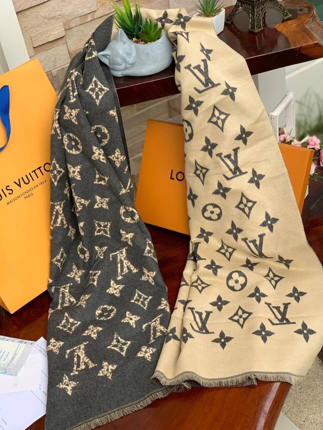 Louis Vuitton Women’s Scarves Accessories อีกหนึ่งแบรนด์ดังจากปารีส ด้วยงานพรีเมี่ยมกิ้ฟ ส่งมอบความรู้สึกดีๆให้กับคนที่คุณรัก ในรูปแบบผ้าพันคอและผ้าคุมไหล่ผืนใหญ่ให้ความอบอุ่น ถักทอด้วยผ้าcashmere ผ้าเนื้อดี สัมผัสนุ่มมือ ทอลายในตัว สีและลายคมชัด เหมาะสำห