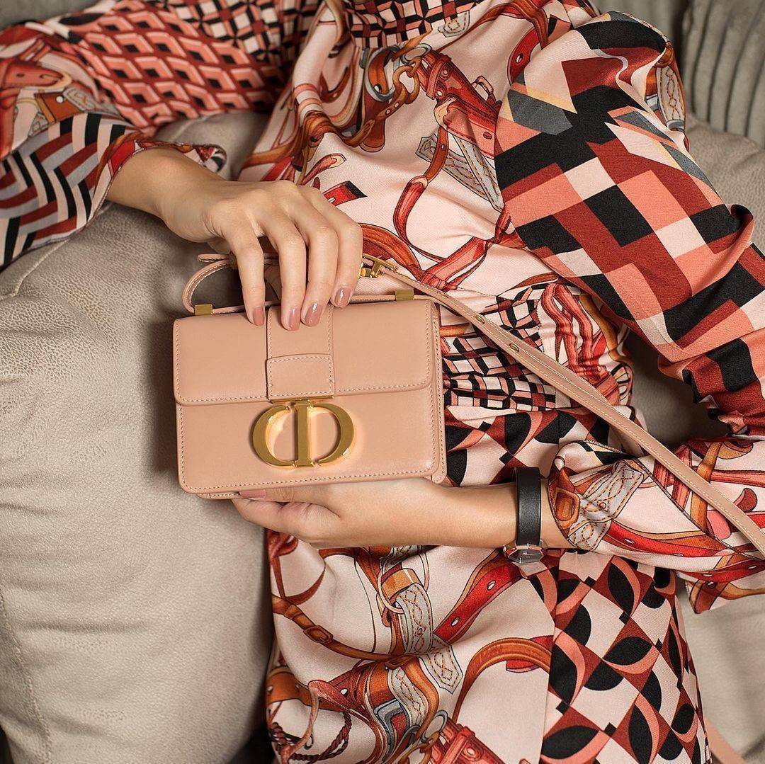 CHRISTIAN DIOR MINI BAG VIP GIFT WITH PURCHASE (GWP) พรีเมี่ยมกิ้ฟ Limited Edition จาก DIOR DUTYFREE COUNTER วัสดุหนังแท้ Calfskin ทรงสี่เหลี่ยมหนังเรียบสวยหรูอยู่ทรงเปิดปิดด้วยฝาปิดโลโก้แบรนด์อะไหล่ทองด้านหลังมีช่องใส่ของ ภายในโล่งมีโลโก้สามารถใส่มือถือข