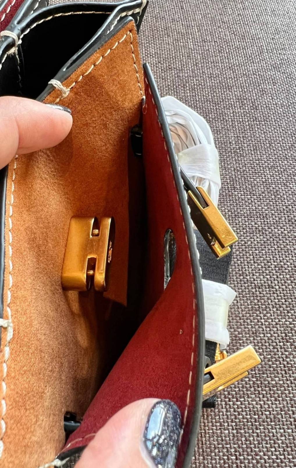 small TORY BURCH LEE RADZIWILL PEBBIED BAG ((139016)) แต่ใส่ได้จุ ขนาดพอดีลำตัว สวยมากๆค่ะ! ลุคหรูดูดีมากๆ กับกระเป๋าสะพายข้างจากTB รุ่นเล็ก