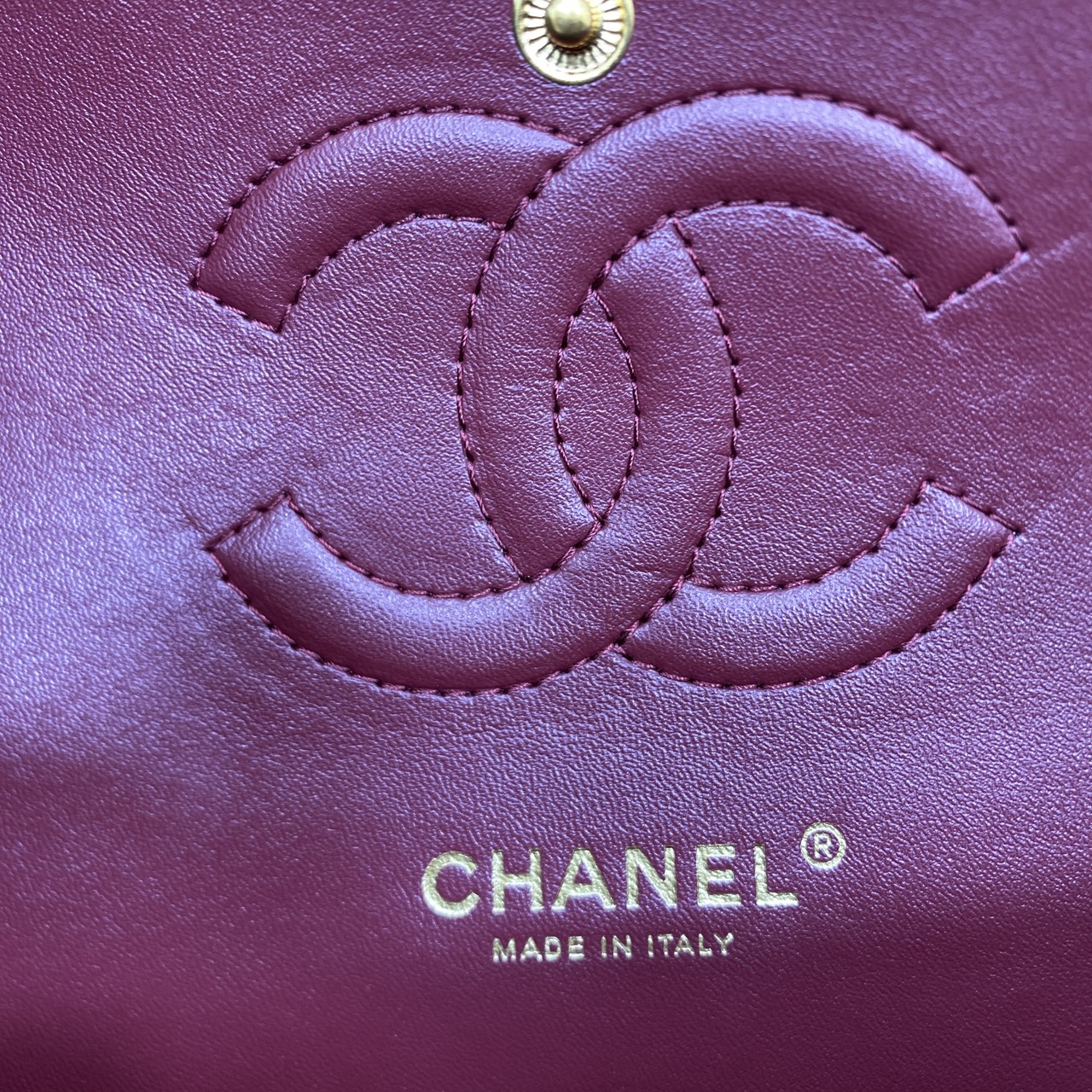 ORI หนังแท้ | CHANEL Classic Medium Flap Bag 25cm กระเป๋าสะพายคลาสสิกรุ่นยอดนิยมตลอดกาล ดีไซน์เรียบหรูหราขับผิว งานหนังแท้ อะไหล่ทองหรูหรา สุดยอดเดอะเบสท์ไอเท็ม