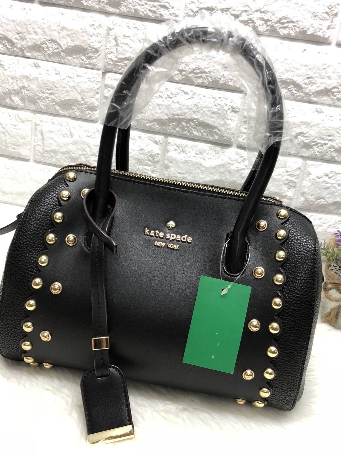 New arrival. Kate spade new york women’s bag 2018 พร้อมส่งรุ่นใหม่ล่าสุด กระเป๋าถือหรือสะพายข้างทรงหมอน มีมาให้เลือกถึง 4 ลาย ด้านหน้าติดโลหะโลโก้แบรนด์ตัวใหญ่ อะไหล่ทอง เปิดปิดกระเป๋าแบบซิป ภายในโล่ง กว้าง ใส่ของจุ มีช่องซิปหนึ่งช่อง ช่องเล็กสองช่อง ด้าน