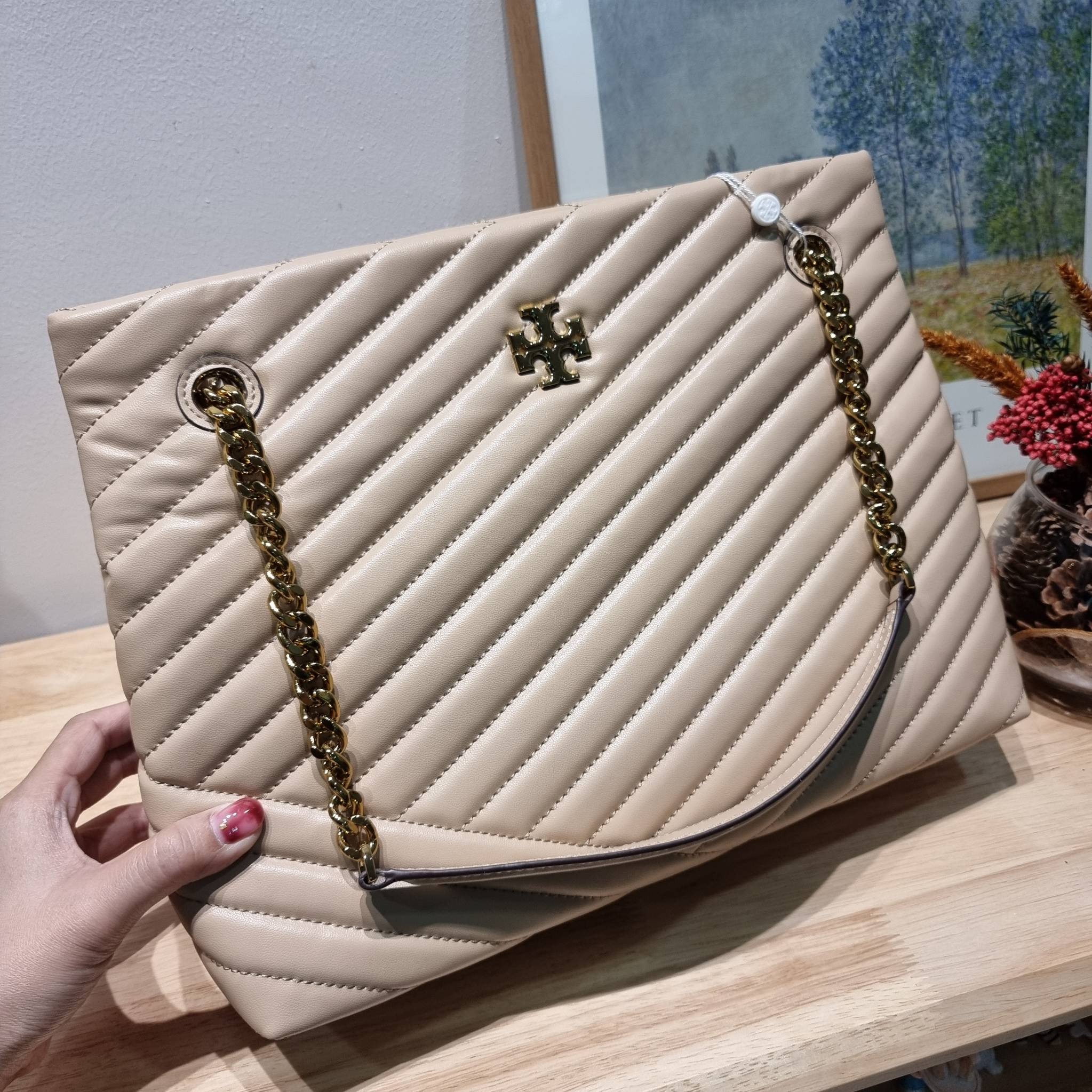 TORY BURCH KIRA CHEVRON TOTE กระเป๋าสะพายรุ่นที่ใครๆก็ต้องมี กับทรงโท้ทไซส์ใหญ่ ใช้ยังไงก็ดูหรู ดีไซน์เฉพาะตัว วัสดุหนังสัมผัสนิ่ม