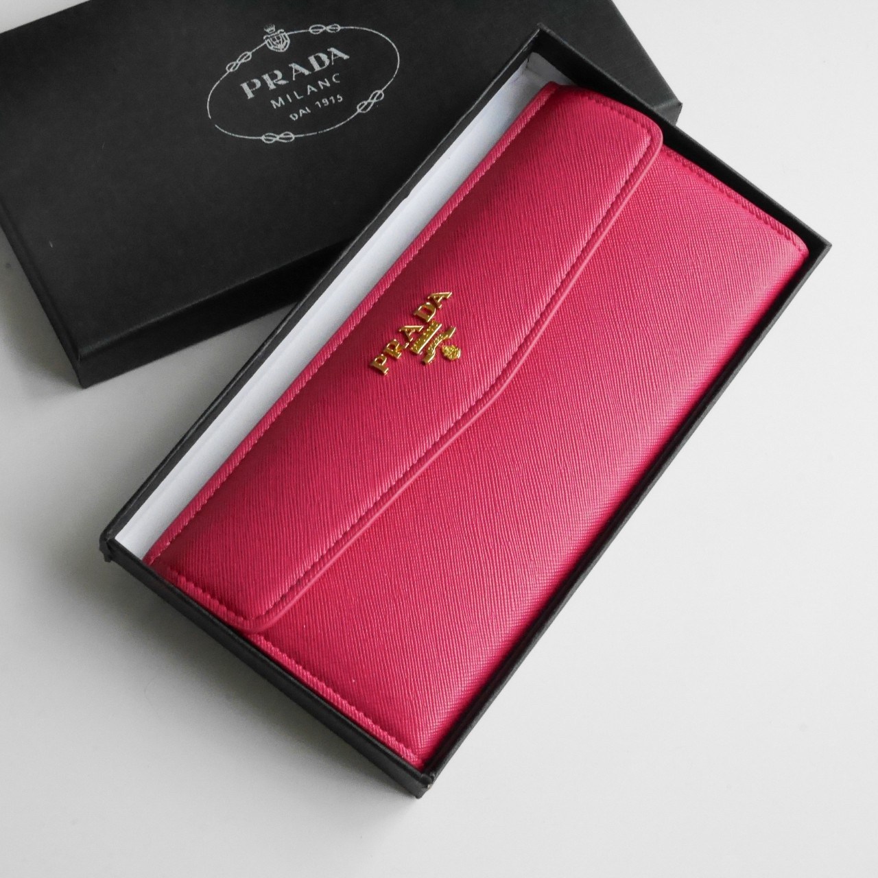 พร้อมส่งครบสีค่ะ 🖤💙💖 Best Seller PRADA LONG WALLET กระเป๋าสตางค์ยาว **รับทรัพย์ ทรงหรู จากงานพรีเมี่ยมกิ้ฟ จากเคาเตอร์ต่างประเทศ จากแบรนด์ PRADA ลายหนัง SAFFIANO มีช่องใส่บัตร ถึง 12 ช่อง และช่องซิปใส่ของจุกจิกได้ น้ำหนักเบา จับถนั