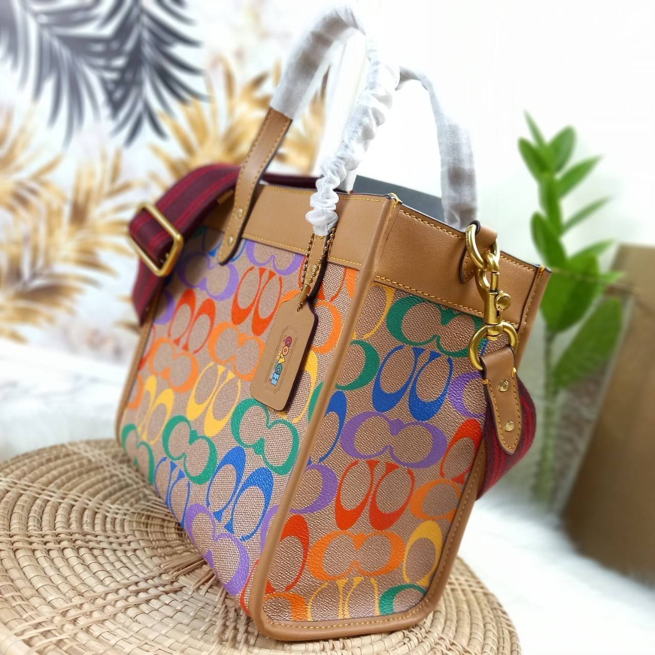 OUTLET 】COACH FIELD TOTE 22 IN RAINBOW SIGNATURE CANVAS(COACH C5142) ความสดใส พร้อมแจ้งเกิด สวยทุกฤดูกาลมากจริงๆ🌺 คอลเลคชั่น ที่ไม่ต้องพูดเยอะ//กระเป๋าทรงTOTE // ว้สดุหนังแคนวาส เก็บดีเทลด้วยหนังแท้ สวยเนียบ ด้วยลาย C signature สีรุ้ง🌈 มีส