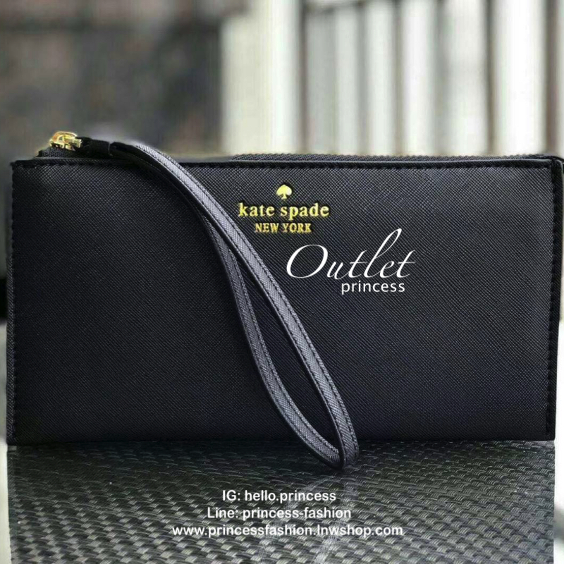 KATE SPADE Wallet Clutch Bag กระเป๋าทรงคลัชสุดคุ้มหนัง Saffiano ด้านหน้ามีโลโก้แบรนด์ มาพร้อมสายคล้องมือ เปิดปิดด้วยซิปสะดวกใช้ สามารถใส่แทนกระเป๋าสตางค์ใบยาว ภายในแบ่งออกเป็น3ช่องหลัก มีช่องใส่บัตร เครื่องสำอาง เครื่องเขียน เหรียญ ไส่ไอโฟนพลัส ได้ค่ะ มีก