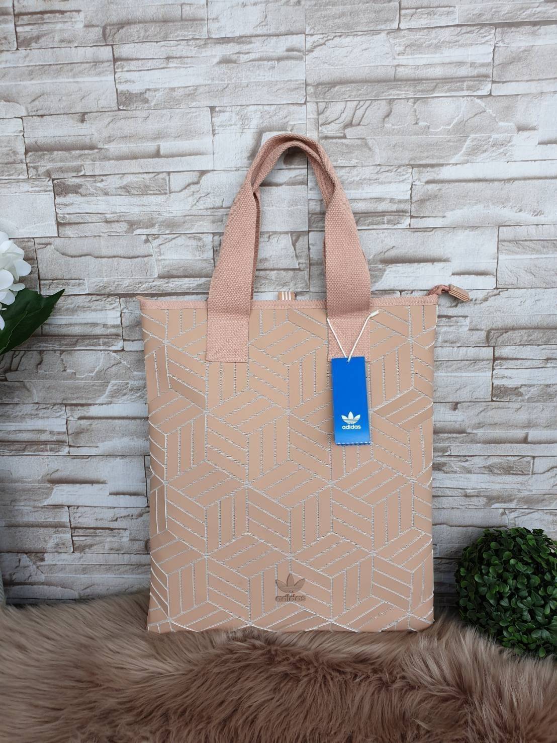 Adidas Original Shopper 3D Tote Bag Trefoil Handbag . Classic Sports กระเป๋าถือหรือสะพาย ลาย graphic ทรง sport วัสดุ polyurethaneเนื้อ matte หนังนิ่ม น้ำหนักเบา เปิดปิดด้วยซิป ภายในกว้างโล่ง ใส่ A4, iPad และของใช้ได้เยอะ Unisex ใช้ได้ทั้ง ช ญ ค่ะ