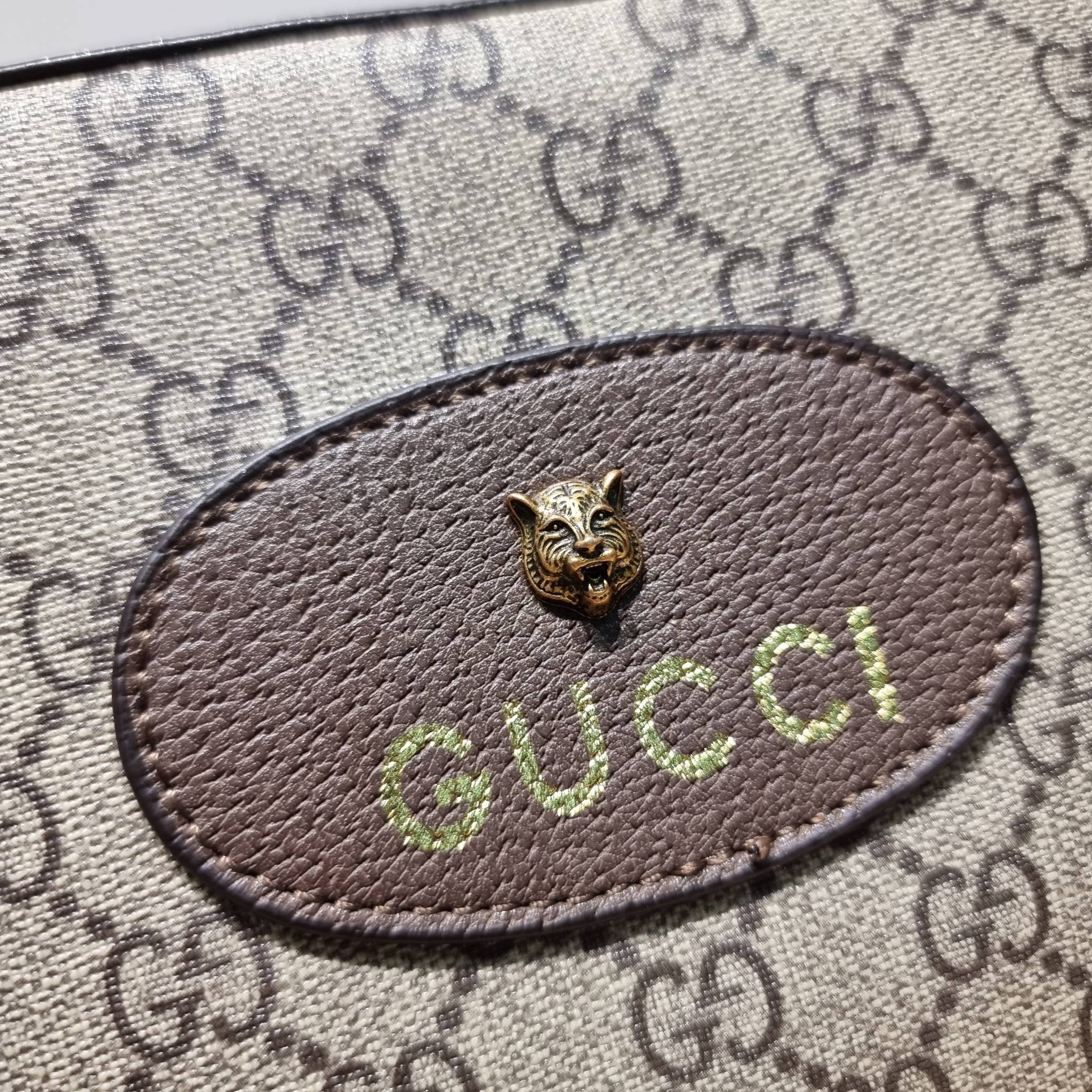 Set 3 ชิ้น Gucci Neo Vintage GG Supreme Messenger Bag box set ชวนสะสม ใครมองหาของขวัญอยู่ เซ็ทนี้จัดว่าเลิศมาก! กับการจับเอารุ่นยอดฮิต มามิกซ์รวมกับไอเท็มสุดคุ้มของมันต้องมี!! จัดเรียงให้อยู่ในกล่อง box set ลิมิเต็ด ที่มีทั้งแว่นตา gentle monster แบรนด์สุ