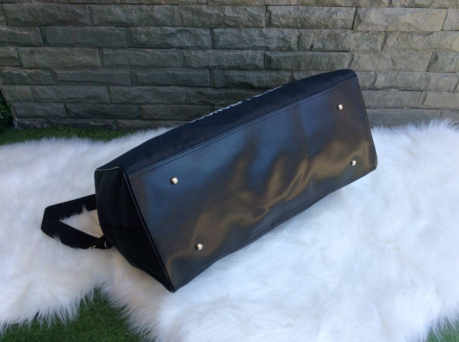 Don't Miss! กระเป๋าเดินทางแบรนด์ดัง 3CE ของแท้จากเกาหลีวัสดุ NYLON เนื้อหนาสีดำสกรีนโลโก้ 3CE ด้านหน้า หูหิ้วหนังแข็งแรงสะพายไหล่ได้ ใบใหญ่จุใจใส่เสื้อผ้า รองเท้าของใช้ได้เยอะ น้ำหนักเบา ดูแลรักษาทำความสะอาดง่าย เปิดปิดด้วยซิปสะดวกใช้ ภายในมีช่องเล็ก