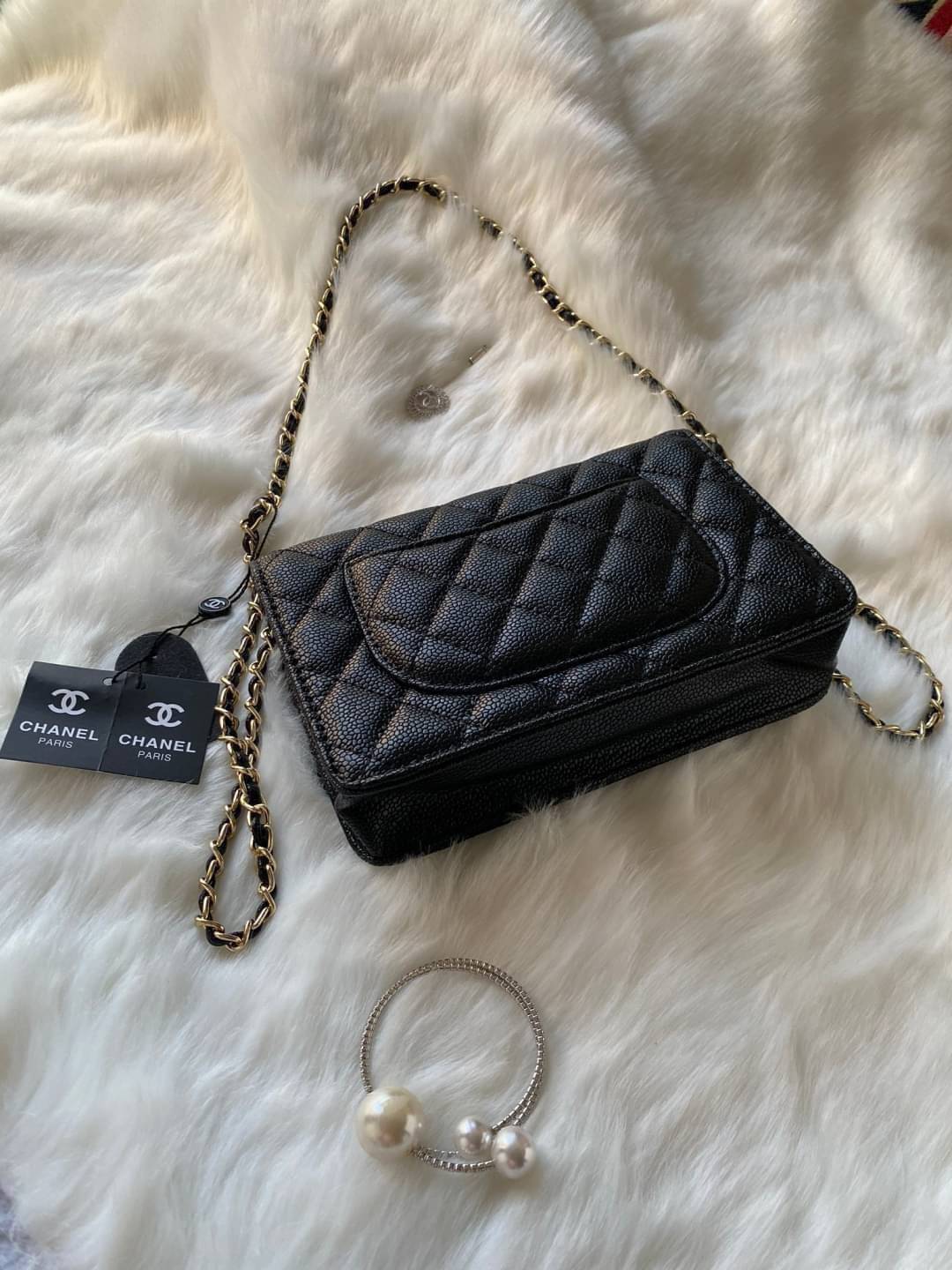 Chanel รุ่น Limited edition วัสดุหนังลายคาเวียร์ เนื้อนุ่ม อยู่ทรงคุณภาพดีตามแบบฉบับของแบรนด์ ขนาดกำลังดี น้ำหนักเบา ด้านหน้ามีโลโก้แบรนด์อะไหล่หรู มีช่องใส่บัตร ใส่ของจุกจิก เปิดปิดด้วยฝาปิดกระดุม ซับในหนัง ตัวจริงสวยมากๆถูกใจรีบจองนะคะ Premium Gift แท้ 