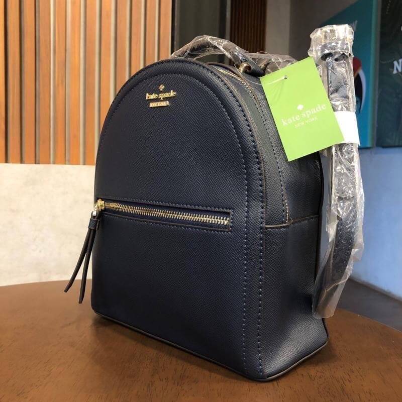 kate spade (spades) Back pack กระเป๋าเป้สะพายหลัง วัสดุหนังpu อยู่ทรง น้ำหนักเบา ใส่ของได้เยอะ ขนาดกำลังดีไม่ใหญ่จนเกินไป ภายในซับด้วยผ้าลายแบรนด์ มีสายสั้นสำหรับถือ สายสะพายยาวปรับได้ 5 ระดับ