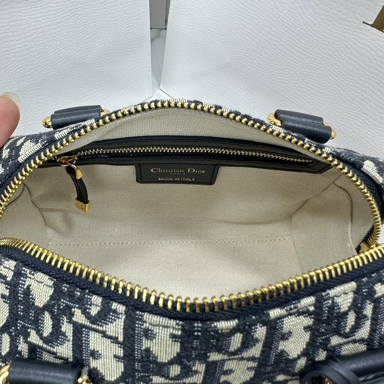 DIOR Groove 20 Bag / Dior Keepall Macrocannage Leather / Oblique Jacquard กระเป๋าสะพายทรงบอสตัน Keepall ทันสมัยและสง่างาม ใช้งานได้ทั้งแบบสะพายไหล่หรือสะพายแบบครอสบอดี้ เหมาะเป็นไอเทมคู่ใจในชีวิตประจำวัน เกรดออริ 1:1