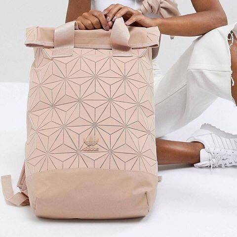 Adidas 3D Roll Top Backpack กระเป๋าเป้ Unisex ดีไซน์สุดฮิตสไตล์ ISSEY MIYAKE ใช้ได้ทั้งชายและหญิง เปิดปิดแบบ Roll Top ด้านหน้ามีโลโก้ ด้านหลังมี1ช่องซิป หัวซิปตีแบรนด์2ฝั่งตามคอลเลคชั่นY2018สวยดูดีใบใหญ่กำลังดีน้ำหนักเบา ภายในกว้างและจุ มีโลโก้ ช่องซิปช่อ