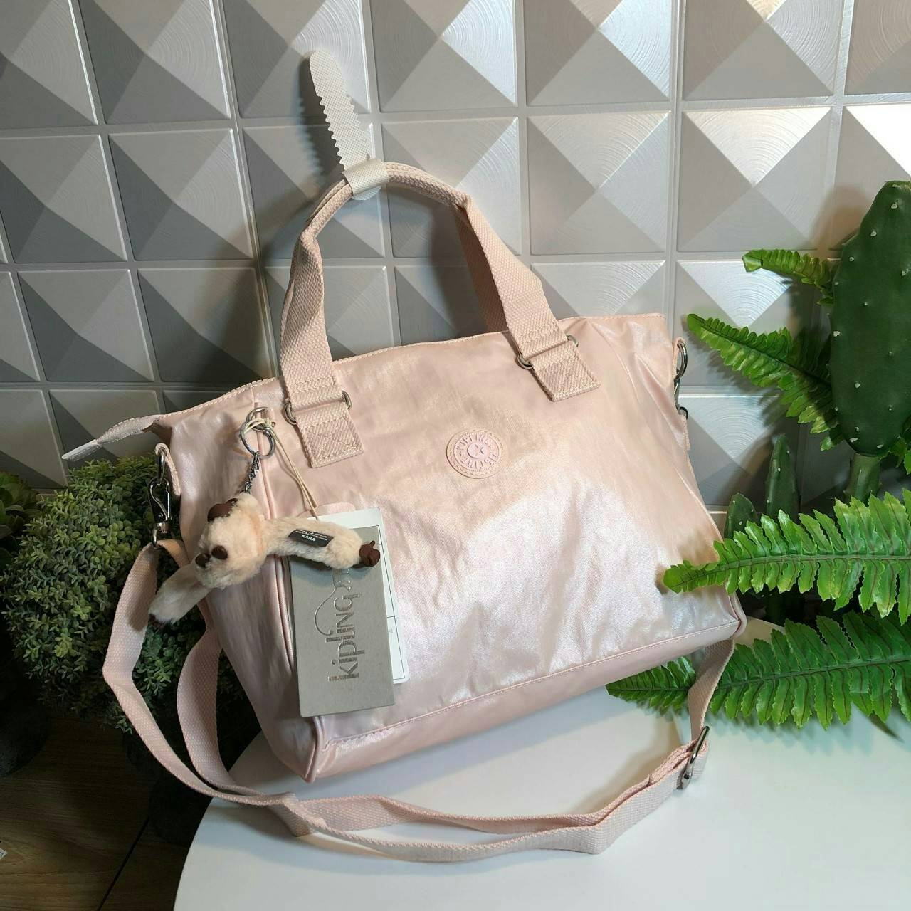 KIPLING AMIEL K15371 กระเป๋า KIPLING มาพร้อมพวงกุญเเจที่เป็นเอกลักษณ์ของเเบรนด์ เปิดปิดด้วยซิป มีสายยาว ถอดสายและปรับความยาวได้ น้ำหนักเบา ทำความสะอาดง่าย ช่องด้านในมีสายเกี่ยวกุญแจ ช่องซิปเล็กด้านใน แนะนำควรมีเลยค่า