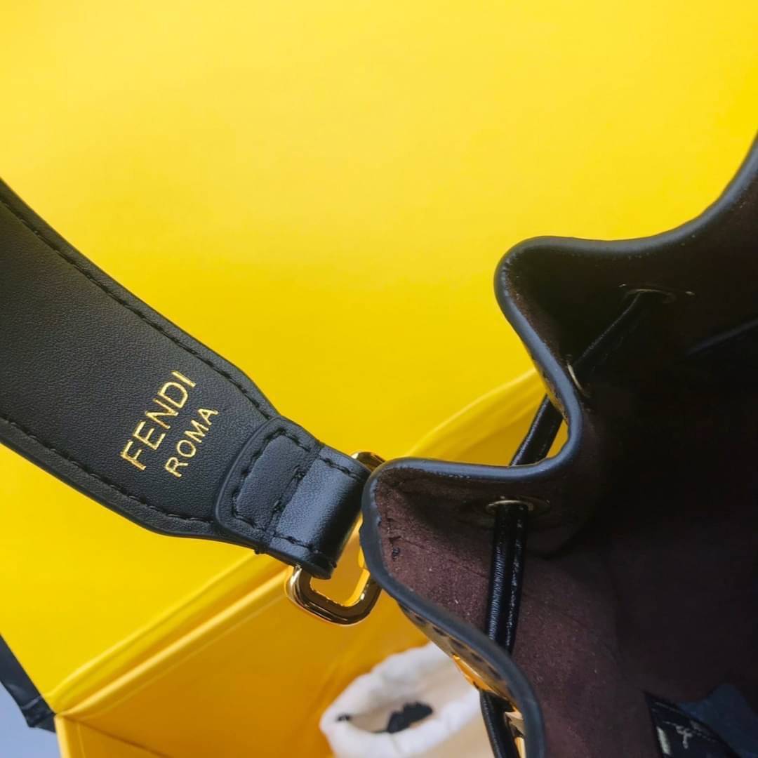 Ori Fendi MonTresor mini Bucket Bag 12cm กระเป๋าถือหรือสะพายข้าง วัสดุหนังแท้ทรงขนมจีบ ลายแบรนด์ อะไหล่ทองหรูหรา จุของได้เยอะ ตั้งอยู่ทรง ด้านในโล่ง มี2สาย สายสั้น+ยาว ถอดสายได้ Crossbody ได้ สายยาวปรับระดับได้ คุ้มสุดๆ ใบนี้ไม่ควรพลาดค่ะ ดาราเซเลปใช้กันเ