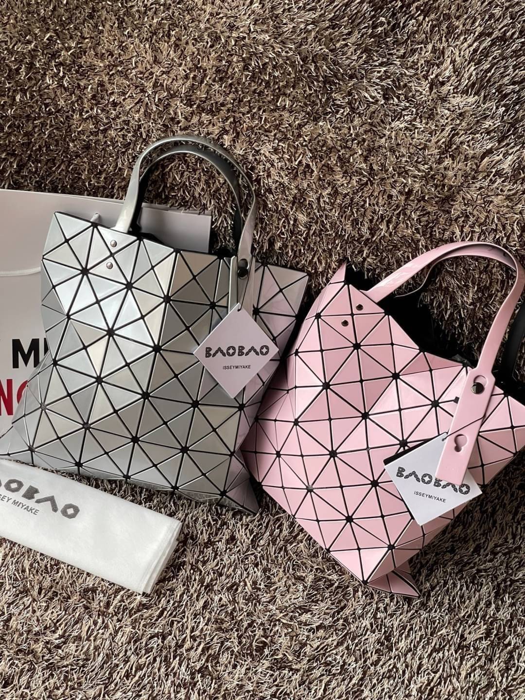 Baobao Issey Miyake 6x6 กระเป๋า Tote รุ่นนี้ถือว่าเป็นกระเป๋า Tote ไซส์กลางที่เหมาะกับการพกพาสิ่งของที่จำเป็นในทุก ๆ วัน มาพร้อมสายที่สามารถปรับได้ทั้งสองสาย และมีช่องใส่ของช่องเล็กด้านใน 1 ช่อง จุของได้เยอะแถมยังทนทาน ใช้เป็น Everyday Bag ได้เลยคะ พกพาสะ