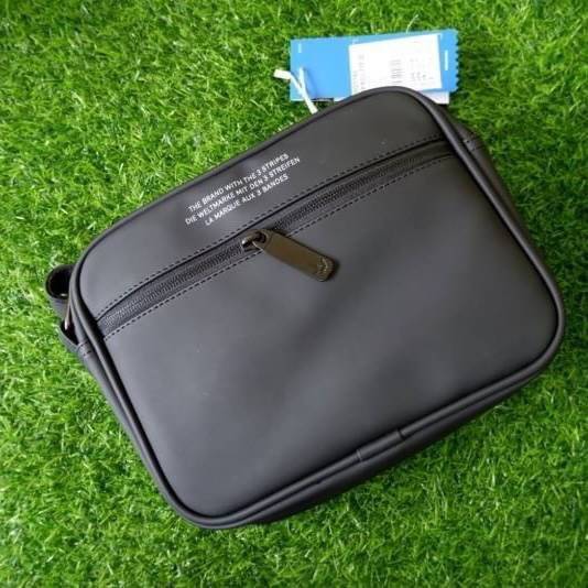 adidas mini airline bag *outlet* กระเป๋าสะพายข้างทรงสปอร์ต ด้านหน้าติดโลโก้แบรนด์ ดีไซน์ลาย 3D ด้านหลังเป็นหนังเรียบ มีช่องซิปสามารถใส่สิ่งของได้ รุ่นนี้เปิดปิดด้วยซิปคู่ ซิปปั๊มแบรนด์ทุกจุด ด้านในเป็นช่องกว้าง มีช่องซิป สายสะพายยาวสามารถปรับระดับได้ สาวก