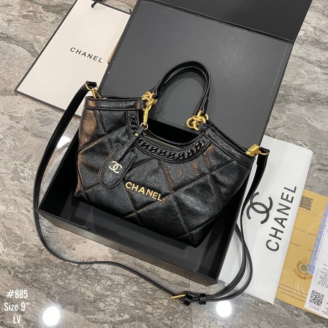 Chanel Tote Handbag & Crossbody Bag กระเป๋าสะพายทรงโท้ท งานหนังสวยเต็มใบ จุของได้แบบจุกๆ ดีไซน์คลาสสิค ใช้งานได้ง่ายด้วยหูจับและสายสะพาย ที่สามารถถอดออกได้ ในวันที่อยากปรับเปลี่ยนลุค รับรองว่าเก็บได้หมดทุกไอเท็มจำเป็น แนะนำเลยน้า