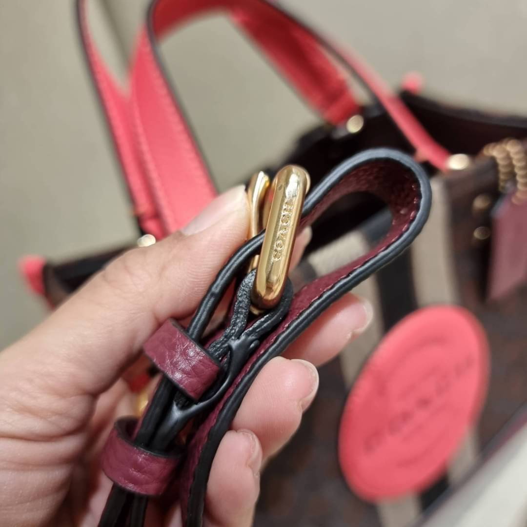 COACH C7083 DEMPSEY TOTE 22 IN SIGNATURE JACQUARD WITH STRIPE AND COACH PATCH คอลเลคชั่นใหม่ สีที่สาวๆรอคอย สวยคม ละมุนและมีความหรูในตัว กับกระเป๋าทรงโท้ท ไซส์กำลังสวย น่ารักน่าใช้ ฟังก์ชั่นการใช้งานสะดวกที่สุด มีทั้งสายคล้องในตัว และสายครอสบอดี้ วัสดุผ้า