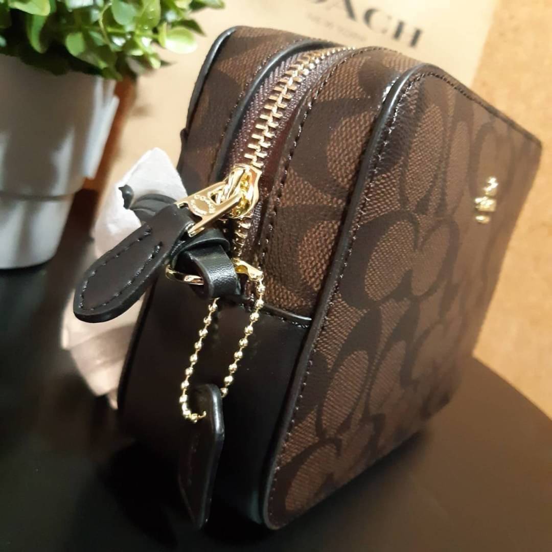 COACH 91677 MINI CAMERA BAG IN SIGNATURE CANVAS ขายดีที่สุด!! กระเป๋าสะพายข้างไซส์มินิ คลาสสิคอยู่ทรง อะไหล่ทองตัดดูหรู วัสดุหนังแคนวาสเคลือบลาย เปิด-ปิดด้วยซิป สายสะพายปรับได้ตามตัว ใบนี้แมทช์ได้ทุกลุค ใช้เป็น everyday bag ได้สบายๆเลยจ้า