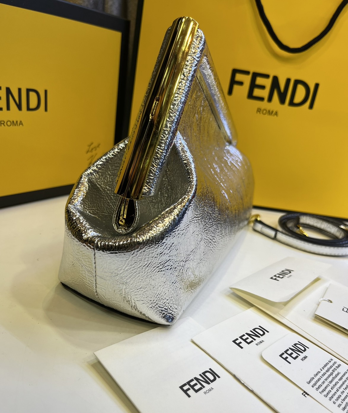 พร้อมส่ง 6 สี FENDI First Midi bag กระเป๋าทรงคลัชมาพร้อมสายสะพาย รูปลักษณ์สวยงามทันสมัย 🧡 เกรดออริจินอล 1:1 สลับแท้ ใช้งานต่างประเทศได้
