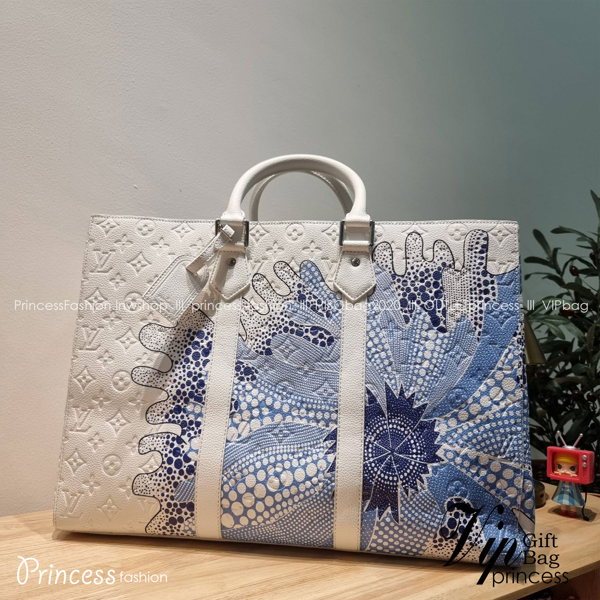 LV x YK Sac Plat 24H Bag Taurillon Monogram / LV × YK SAC CARRYALL TOTE ใหม่รับ summer สดใสฉีกทุกกฏ เพราะใช้ได้แบบยูนิเซ็กส์ กับกระเป๋าเดินทางมาในรูปแบบของทรงโท้ท ใบใหญ่ จุได้แบบจุกๆ ดีไซน์ลวดลายโดดเด่น