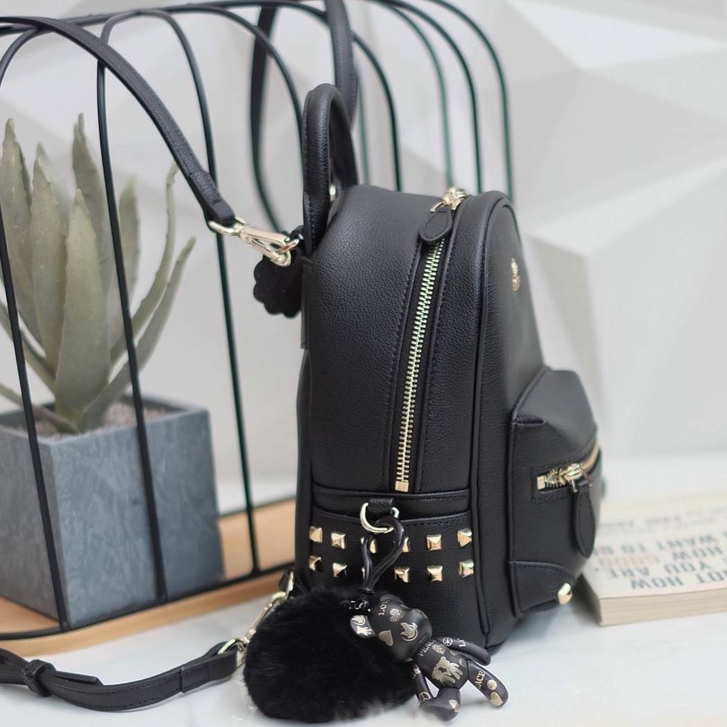 รุ่นใหม่ล่าสุด งานสวยมากๆ การันตีเลย จาก แบรนด์ KEEP รุ่น Duo Sister backpack 🎒 >กระเป๋า หนังวัวแท้ฟอกนาโนเนื้อดี นิ่มมาก ลายหนังชัด ทนทานคะ >น้ำหนักเบา ดีไซด์ ทันสมัย เข้าได้กับทุกชุด >ภายในตัวกระเป๋ามีช่องเก็บของจุกจิก 2 ด้าน กว้าง บุด้